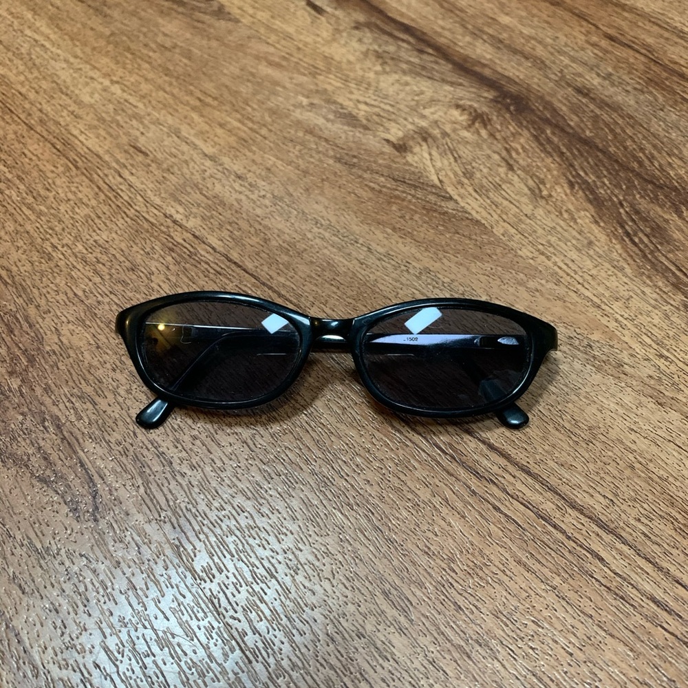 BLACK SUNGLASSES
